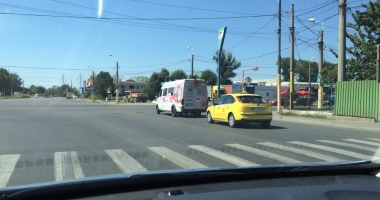 CUM AȘTEAPTĂ ȘMECHERII CU MAXI TAXI LA SEMAFOR - 3