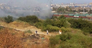 GALERIE FOTO - VIDEO / INCENDIU PE VALEA PORTULUI. Arde o baracă la Poarta 6 - 4