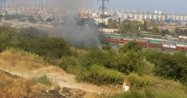 GALERIE FOTO - VIDEO / INCENDIU PE VALEA PORTULUI. Arde o baracă la Poarta 6 - 2