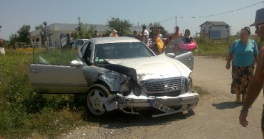 Stire din Eveniment : O mașină a fost lovită de tren, la Costinești
