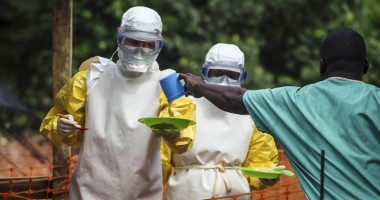 Vracii, cooptați în lupta împotriva Ebola din cauza reticenței populației de a se adresa medicilor