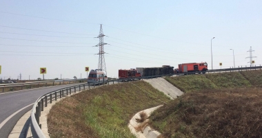 Update: Grav accident rutier. Un TIR s-a răsturnat la intrarea pe autostradă. Au intervenit elicopterul SMURD și Descarcerarea - 3