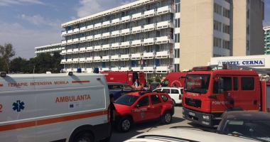 VIDEO. SCENE DE GROAZĂ LA SATURN. TÂNĂR PRINS SUB STABILOPOZI. SALVATORII NU POT INTERVENI DIN CAUZA MĂRII AGITATE! - 2