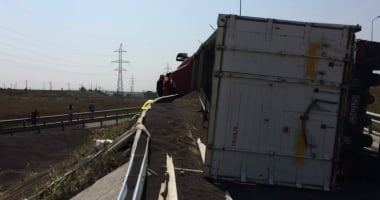 Update: Grav accident rutier. Un TIR s-a răsturnat la intrarea pe autostradă. Au intervenit elicopterul SMURD și Descarcerarea - 2
