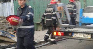 Foto-Video. DEZASTRU LA CONSTANȚA! BUTELIE EXPLODATĂ, O CASĂ ÎN FLĂCĂRI. FOCUL S-A EXTINS ȘI LA VECINI - UPDATE - 3
