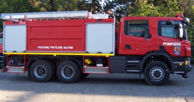 UPDATE: Incendiu în Năvodari! Un autocamion a luat foc pe drum