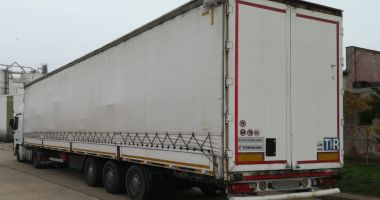 Autocamion plin cu bunuri "de firmă", oprit de polițiști, la Mangalia!