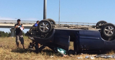 Galerie FOTO. GRAVE ACCIDENTE RUTIERE LA AGIGEA. O MAȘINĂ S-A ÎNFIPT ÎN PARAPET, ALTA S-A RĂSTURNAT ÎN SENSUL GIRATORIU - 3