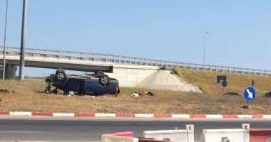 Galerie FOTO. GRAVE ACCIDENTE RUTIERE LA AGIGEA. O MAȘINĂ S-A ÎNFIPT ÎN PARAPET, ALTA S-A RĂSTURNAT ÎN SENSUL GIRATORIU - 5