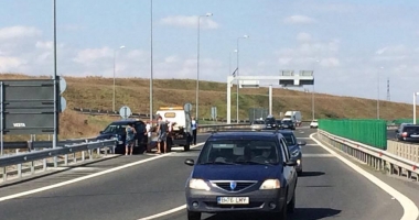Galerie FOTO. GRAVE ACCIDENTE RUTIERE LA AGIGEA. O MAȘINĂ S-A ÎNFIPT ÎN PARAPET, ALTA S-A RĂSTURNAT ÎN SENSUL GIRATORIU - 4
