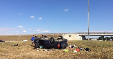 Galerie FOTO. GRAVE ACCIDENTE RUTIERE LA AGIGEA. O MAȘINĂ S-A ÎNFIPT ÎN PARAPET, ALTA S-A RĂSTURNAT ÎN SENSUL GIRATORIU - 6