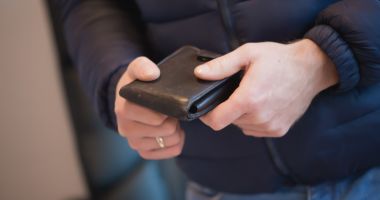 Furturi pe litoral! O tânără a rămas fără portofel