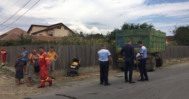 GALERIE FOTO. TRAGEDIE ÎN VALU LUI TRAIAN. O FETIȚĂ A RĂMAS FĂRĂ PICIOARE, DUPĂ CE A FOST CĂLCATĂ DE O REMORCĂ. Șoferul, fără permis - 2