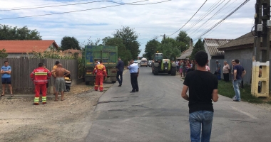 GALERIE FOTO. TRAGEDIE ÎN VALU LUI TRAIAN. O FETIȚĂ A RĂMAS FĂRĂ PICIOARE, DUPĂ CE A FOST CĂLCATĂ DE O REMORCĂ. Șoferul, fără permis - 5