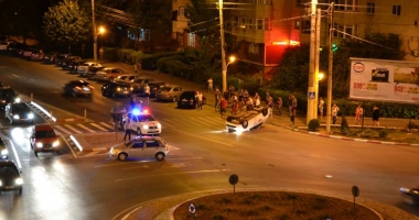 Galerie foto. ACCIDENT RUTIER SPECTACULOS ÎN CONSTANȚA. O MAȘINĂ S-A RĂSTURNAT PE TRECEREA DE PIETONI - 3