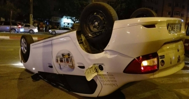 Galerie foto. ACCIDENT RUTIER SPECTACULOS ÎN CONSTANȚA. O MAȘINĂ S-A RĂSTURNAT PE TRECEREA DE PIETONI - 2
