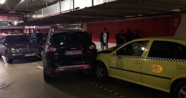 GALERIE FOTO. ACCIDENT RUTIER SPECTACULOS ÎN PARCARE LA MARITIMO. TREI MAȘINI S-AU FĂCUT PRAF - Update - 5