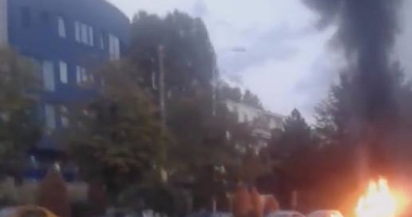 Arde un autoturism pe bulevardul Mamaia - 2