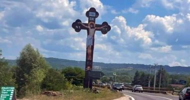 Stire din Social : Misterul crucilor uriașe de pe DN7, parțial dezlegat