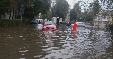 Galerie FOTO-VIDEO. PLOAIA A FĂCUT RAVAGII la CONSTANȚA! COPACI CĂZUȚI, STRĂZI INUNDATE ȘI TRAFIC PARALIZAT - 23