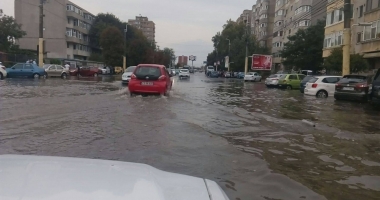 Galerie FOTO-VIDEO. PLOAIA A FĂCUT RAVAGII la CONSTANȚA! COPACI CĂZUȚI, STRĂZI INUNDATE ȘI TRAFIC PARALIZAT - 24