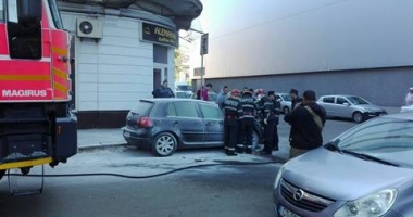 Galerie foto. Incendiu la Constanța. ARDE O MAȘINĂ! - 3