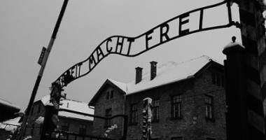 Stire din Diverse : Dat în judecată după ce a pictat cu cenușă umană, furată dintr-un lagăr nazist