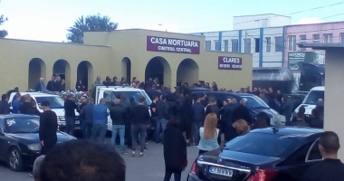 GALERIE FOTO / Iulian Ursoi, condus de sute de persoane pe ultimul drum - 16