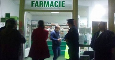 Video. CLIPE de GROAZĂ ÎNTR-O FARMACIE din KM 4-5 / Farmacistă amenințată și stropită cu benzină de un MILITAR! "Am nevoie de bani pentru creditul în franci!" - 2