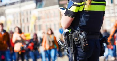 ATAC la AMSTERDAM. Două persoane, ÎNJUNGHIATE în GARA CENTRALĂ. Poliția a împușcat un SUSPECT