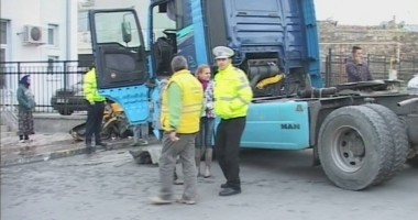 Accident rutier GRAV în județul Constanța. Un TIR a spulberat o DACIA! Galerie FOTO și VIDEO - 2