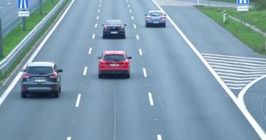 Stire din Eveniment : Soluţie inedită pentru a scădea numărul accidentelor: reducerea lăţimii benzilor de circulaţie!