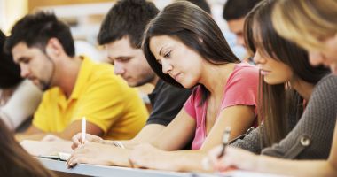 Stire din Cultură-Educație : Ce soluții a găsit Ministerul Educației pentru rezolvarea problemelor studenților