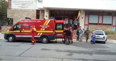 Stire din Eveniment : Aglomerația de la Casa de Pensii Constanța face victime. Femeie preluată de SMURD