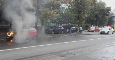Galerie foto. Arde o mașină în Constanța - UPDATE - 2