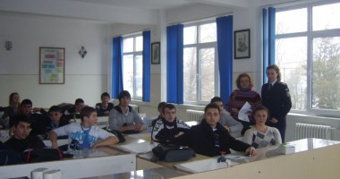 Stire din Eveniment : Sfaturi de la polițiști despre droguri și accidente rutiere