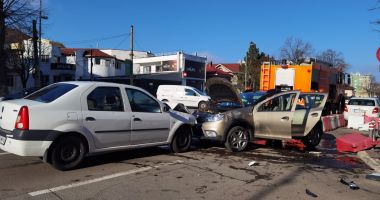 GALERIE FOTO - VIDEO / ACCIDENT ÎN FAȚA POLIȚIEI CONSTANȚA. MAȘINI DISTRUSE și OAMENI RĂNIȚI! - 2