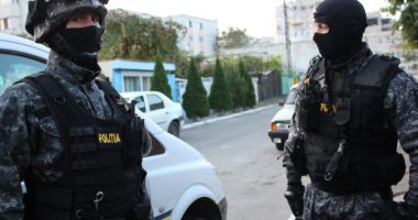 Stire din Eveniment : ANTRENOR DE VOLEI din Cernavodă, ARESTAT pentru că șantaja minore cu poze compromițătoare!