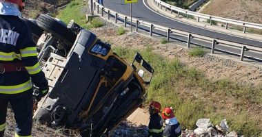 TIR încărcat cu piatră, răsturnat pe A4! TRAFICUL ESTE BLOCAT! - 3