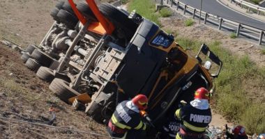 TIR încărcat cu piatră, răsturnat pe A4! TRAFICUL ESTE BLOCAT! - 1