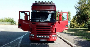 GALERIE FOTO / Semiremorcă încărcată cu calorifere ceramice, furată, împreună cu marfa transportată, din Franța - 3