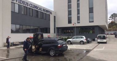 Galerie foto. Arde un BMW în dreptul Ovidius Clinical Hospital - 2
