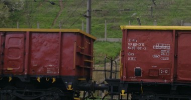 Stire din Eveniment : FOTO. Furau fier vechi din garniturile din tren