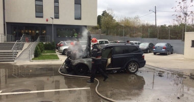 Galerie foto. Arde un BMW în dreptul Ovidius Clinical Hospital - 4
