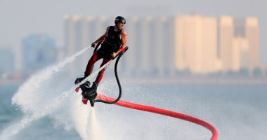 Stire din Diverse : Flyboarding, un nou sport pe litoralul românesc