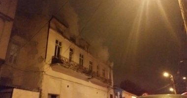 GALERIE FOTO. INCENDII MISTUITOARE LA CONSTANȚA. Locuințe din Piața Ovidiu, cuprinse de flăcări - 2