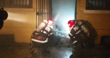 GALERIE FOTO. INCENDII MISTUITOARE LA CONSTANȚA. Locuințe din Piața Ovidiu, cuprinse de flăcări - 4