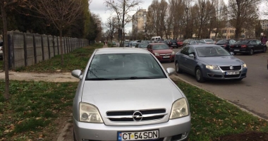 MAȘINA PE TROTUAR, PIETONII PRIN NOROI / Parcare de toată jena, la Constanța - 2