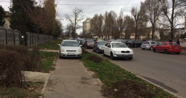 MAȘINA PE TROTUAR, PIETONII PRIN NOROI / Parcare de toată jena, la Constanța - 3