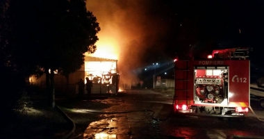 UPDATE. INCENDIU DEVASTATOR LA CONSTANȚA. Hală PLINĂ CU BUTELII, MISTUITĂ DE FOC / Galerie Foto-Video - 2